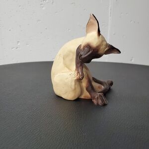 Vintage Siamese Grooming Sitting Cat Figurine By Enesco